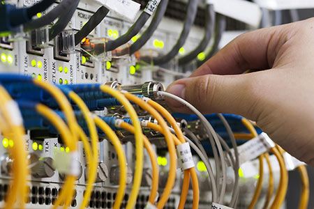 Expanded beam fibre optic cable assembly allows connections in any environment